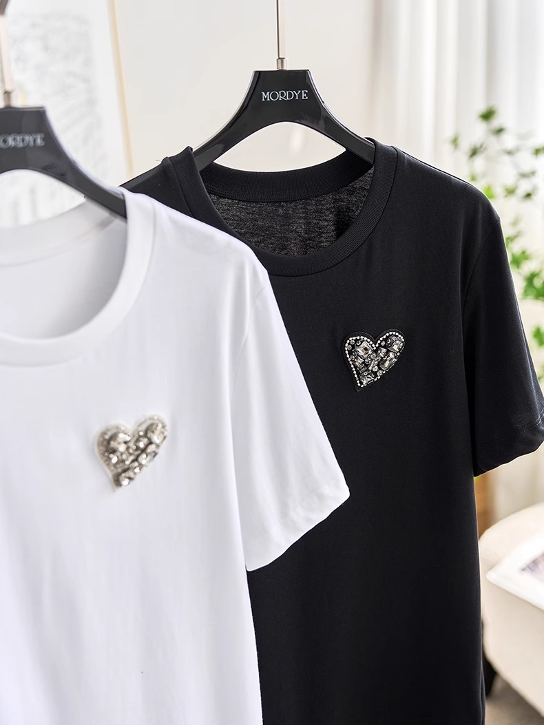 Embroidery Moisturizer - Zwaar geborduurde dames T-shirt met liefdeshart,